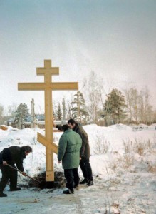 Иеромонах Алексий Стюрьев, А.А.Казанцев и отец Димитрий устанавливают второй поклонный крест 2001 г.
